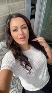 Maryam Zakaria Instagram - Do you wanna be my friend 💖
.
.
#newtrend #doyouwannabemyfriend #lovemeback #trending #trendingreels #reelitfeelit #reelsinstagram #reelkarofeelkaro #stockholm #balcony #actress #influencer