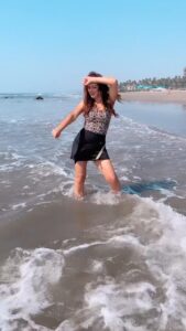 Maryam Zakaria Instagram - This trend is everywhere even on the beach 🏖💃🏻😁
.
.
#badam #kachabadam #badambadam #trending #reels #dance #beach #goa #traveldiaries #reelsinstagram #reelitfeelit #reelsofindia