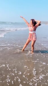 Maryam Zakaria Instagram - Dancing in the 🏖 💦 😄#paanipaani 
#remix #reels #reelsinstagram #reelitfeelit #beach #dance #goa #holiday