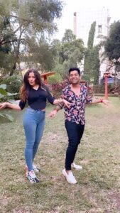 Maryam Zakaria Instagram - We are late with this trend but hey hey clap clap for us 😄😜 
#trendingreels #trend #reels #dance #fun #reelitfeelit #reelsinstagram