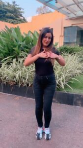 Maryam Zakaria Instagram - Dancing mood is on 😀💃🏻❤️
#dance #trending #reels #reelitfeelit #bollywoodsong