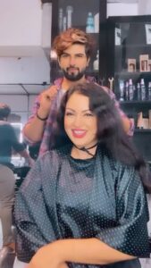 Maryam Zakaria Instagram - What a fancy birthday gift thank you dear@imranintou for this beautiful hair transformation. I love it so much 😍🤗
.
.
#hair #hairstyles #highlights #hairtransformation #haircolor #reels #reelitfeelit #reelsinstagram #dilmeramuftka #maryamzakaria #birthdaygirl