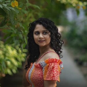 Namita Krishnamurthy Instagram - 🌼🌻🌸

📸 @madras_ponnu 

#namitakrishnamurthy #summervibes #curlyhair