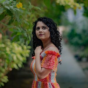 Namita Krishnamurthy Instagram - 🌼🌻🌸

📸 @madras_ponnu 

#namitakrishnamurthy #summervibes #curlyhair