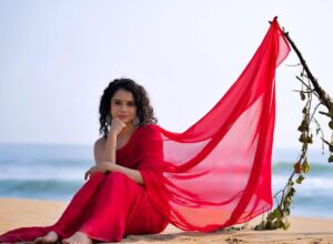 Namita Krishnamurthy Instagram - Make of yourself a light. ✨

📸: @pariaarclicks 
MUA and Styling: @shree_bhuvana_mua 

#namitakrishnamurthy #ethnicwear #photoshoot #portraits #collabshoot #indianactress #indianwear #saree