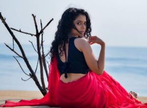 Namita Krishnamurthy Instagram - Make of yourself a light. ✨

📸: @pariaarclicks 
MUA and Styling: @shree_bhuvana_mua 

#namitakrishnamurthy #ethnicwear #photoshoot #portraits #collabshoot #indianactress #indianwear #saree