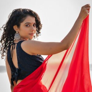 Namita Krishnamurthy Instagram - Make of yourself a light. ✨

📸: @pariaarclicks 
MUA and Styling: @shree_bhuvana_mua

#namitakrishnamurthy #beach #portrait #photoshoot #ethnicwear #indianwear #pariaarclicks #pariaarphotography #chennaiphotographer #sunkissed #celebrityphotographer #collabshoot