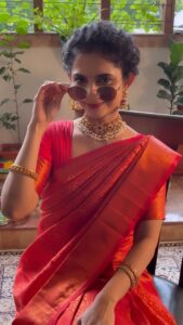 Namita Krishnamurthy Instagram - Random BTS reel for the fun shoot day this was ❤️ @bg_maquillage thank you for the gorgeous makeup and drape and capturing me doing random stuff 😂

#shootday #tamilactress #namitakrishnamurthy #saree #reelitfeelit #photoshoot