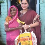 Navaneet Kaur Instagram - दरवर्षी प्रमाणे दिवाळी निमित्त युवा स्वाभिमान पार्टी तर्फे आजपासून एक लाख कुटुंबियांना मोफत घरपोच किराणा वाटप सुरू, गांधी आश्रम या एरिया पासून सुरुवात करण्यात आली व 2800 किराणा थैलीचा वाटप करण्यात आला