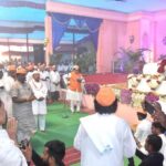 Navaneet Kaur Instagram - अमरावती जिले के गुरुकुंज मोझरी तालुका तिवसा में राष्ट्रसंत तुकडोजी महाराज की ५४ वीं पुण्यतिथि महोत्सव मे राष्ट्रसंत तुकडोजी महाराज के दर्शन कर आशीर्वाद लिया।
