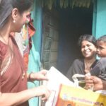 Navaneet Kaur Instagram - दरवर्षी प्रमाणे दिवाळी निमित्त युवा स्वाभिमान पार्टी तर्फे आजपासून एक लाख कुटुंबियांना मोफत घरपोच किराणा वाटप सुरू, गांधी आश्रम या एरिया पासून सुरुवात करण्यात आली व 2800 किराणा थैलीचा वाटप करण्यात आला
