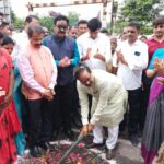Navaneet Kaur Instagram - गोपाल नगर येथील 16.50 कोटी रुपये किमतीच्या भुयारी मार्ग व पादचारी पूल(स्कायवॉक) चे भूमिपूजन खासदार डॉ अनिल बोंडे जी, आमदार रवी राणा जीव इतर मान्यवरांच्या उपस्थितीत थाटात संपन्न,भर पावसातही हजारो नागरिकांची उपस्थिती अमरावती जिल्ह्याचा विकास हाच ध्यास बाळगून जिल्ह्याचा चेहरा मोहरा बदलणार,जिल्ह्यातील विविध तालुक्यातील रेल्वे मार्गाच्या ठिकाणी 20 उड्डाणपूल व भुयारी मार्ग मंजूर करवून आणले