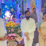 Navaneet Kaur Instagram - महाराष्ट्र राज्याचे मुख्यमंत्री मा ना एकनाथ जी शिंदे साहेब यांच्या मुंबई येथील वर्षा निवास्थानी जाऊन श्री गणरायाचे दर्शन घेतले. या वेळी खासदार श्रीकांत जी शिंदे सह पत्नी व आमदार रवीजी राणा उपस्थित होते.