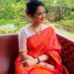 Neetha Ashok Instagram - Sareeee but not sorry 😜 It’s gonna be series of saree for a while now 🙈🤐😜 Saree and accessories from @zari_couture Blouse designed by @arulaa_by_rashmianooprao Mua : @makeupbyshhreyabhhakta .⁣ .⁣ .⁣ .⁣ .⁣ #saree #artist #beautiful #elegance #ethnicwear #fashion #india #indianwear #ink #instagood #instagram #love #traditional #traditionalartist #traditionalclub #traditionalflash #traditionallook #traditionalwear #wedding