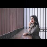 Neetha Ashok Instagram - One of my most favourite pictures from this shoot by @aritra_ghosal_r9 loved this “watch Ad” picture instantly 😄❤️ 🤗🤗 Swipe left for black&white version Photography @aritra.ghosal.moments Team @nitinpatte @moodarrest Location @thebierlibrary Mua @alyna_makeovers Attire by @arulaa_by_rashmianooprao