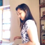 Neetha Ashok Instagram - Eno???? 😂 Jokes apart, This quarantine, before u head out to get groceries don’t forget to ask ur neighbours if they need anything !! But don’t annoy them with irrelevant questions 😜 #stayhome #staysafe #behealthy #stayfit #keepyoursurroundingsclean #staypositive #spreadpositivity #spreadsmile #kannadatiktok #kannadiga Kota, Kundapura
