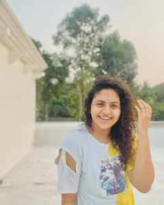 Noorin Shereef Instagram - You are the average of the people who are constantly being around you..... #selfportrait