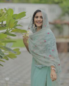Noorin Shereef Instagram - ചിരി മങ്ങാതെ യാത്ര തുടരുക.തളരാതെ. എല്ലാം ശരിയാകും.ആ നല്ല നാളുകൾ തിരികെ വരും . Pc @srj_hashtag Wearing @naznoor.official