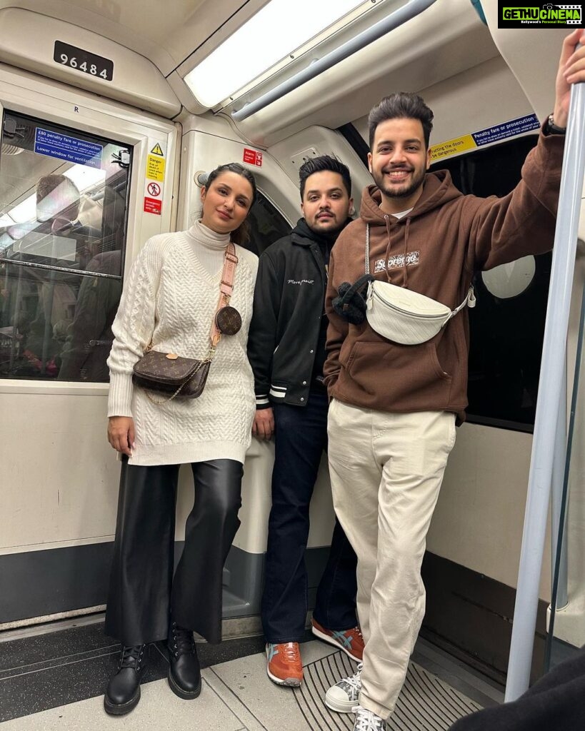 Parineeti Chopra Instagram - The week that was .. 💕🏡 🇬🇧 @pawanchopra01 @reenachopra.art @thisissahajchopra @shivangchopra99 London, United Kingdom