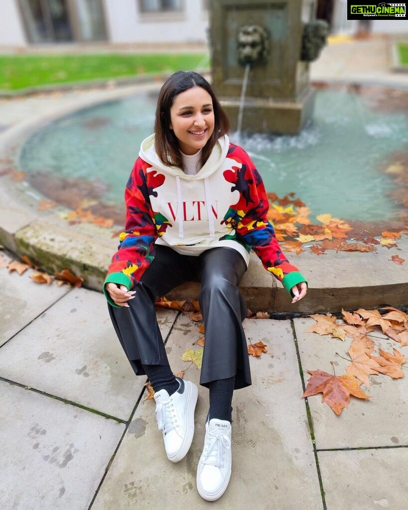 Parineeti Chopra Instagram - I’m beginning to look alot like christmas. 🤣🎄🤶 📸 @reenachopra.art London, United Kingdom