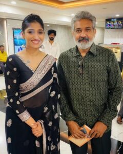 Priya Vadlamani Instagram - I can't express this feeling...ma first day first show ki Rajamouli sir inka Rama ma'am vacharu...inkem kavalandi 🙏🙏🙏
Never thought this day would come 💫

#mukhachitram #movieoutnow #ssrajamouli #bommablockbuster