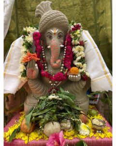 Priya Vadlamani Instagram - Andariki Ganesh Chaturthi subhakanshalu ✨🙏 
.
.
.
.
#ganutataaagaye #ganapatibappamorya #ganesha
