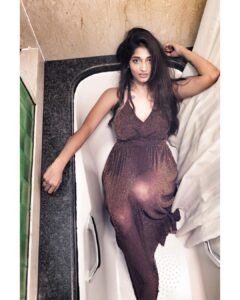 Priya Vadlamani Instagram - I've been thinkin' 'bout you 
Wondering who's stuck in your head at night
Wonder if I ever cross your mind..
📸 @puranjanii @projectsonderstudio 
.
.
.
.
#quarantineportraits