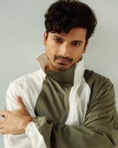 Priyanshu Painyuli Instagram - 3 2 1.. Let’s Play. 

Track suit : 
@thespacelines_com
@_runwaymedia 
Styling : @abhilashatd 
Styling assistant : @dipteeagarwal
Photography : @rahuljhangiani 
Hair and makeup : @mansimao 
Managed by: @notriousrio