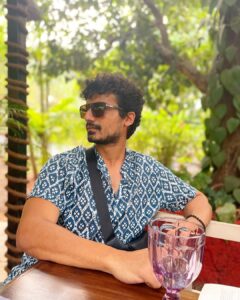 Priyanshu Painyuli Instagram - Keep looking towards the kitchen or just stare at the waiter.. It works.