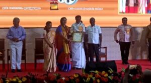 Rekha Krishnappa Instagram - This was not possible without god's grace,, 🙏🏻
This was not possible without my father's blessings,🙏🏻
This was not possible without my directors belief in me,🙏🏻
This was not possible without my teams guidence,🙏🏻
This happened because of you people's love and support... 😍
Thank you each one you from bottom of my heart ❤️
Was awarded as BEST VILLIAN  for DEIVAMAGAL for the year 2013.. 🙏🏻😊

#chinnaterai #tamilnadu #awards #smallscreenawards #deivamgal #bestvillan #deivamagal_team #deivamagalserial #deivamagalmemories