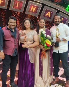 Rekha Krishnappa Instagram - Heyyyy we won 🏆
3rd place but it was very tough to come to this place... 
Congratulations to all the winners 
@vm_mahalingam and rajeshwari
@madhanpandian  and @reshma_muralidaran_official
@farina_azad_official and rehman 
.
.
#vijaytvshow #vijaytv #coupleshow #tamilchannel #tamilartist #vijaytelevision