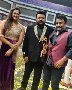 Rekha Krishnappa Instagram - Heyyyy we won 🏆
3rd place but it was very tough to come to this place... 
Congratulations to all the winners 
@vm_mahalingam and rajeshwari
@madhanpandian  and @reshma_muralidaran_official
@farina_azad_official and rehman 
.
.
#vijaytvshow #vijaytv #coupleshow #tamilchannel #tamilartist #vijaytelevision