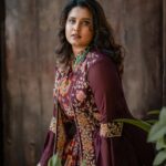Roshna Ann Roy Instagram - 🤎" 📸 : @sherinabrahamphotography Mua : @makeup_by_mariyaaa Costume : @ladies_planet_ Jwells : @ladies_planet_rental_jewellery