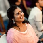 Roshna Ann Roy Instagram - "ചിരിയാണ് സാറേ.. 🌞 എന്റെ main!!!🤩" .. .. @bibinz_makeup_studio @arun_manuel_ "smile"🌝 is the best makeup any girl can wear.”#smile😊 #candidphotography #goodvibes #smile