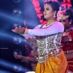 Roshna Ann Roy Instagram - Abt last night!!!!🖤🌛🌜🌠🌟#flowersmusicalaward2020 #nattikabeach ♥️ Thank u somuch🎊✨️ 📸 : @pranavcsubash 😻 for this amazing cliks🙏🧡 #onstage #openingdance🎈😇😇😇😇 #teamthandav Thank u somuch @flowersonair for giving me, such a wonderful stage !!
