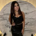Roshni Walia Instagram - Look at you looking at me 🤭🖤 . . . . . . #potd #ootd #instagram #lookofthenight #aboutlastnight #snapchat #party #black #fit #look #style #fashion #roshniwalia #🖤 🔚 Masque
