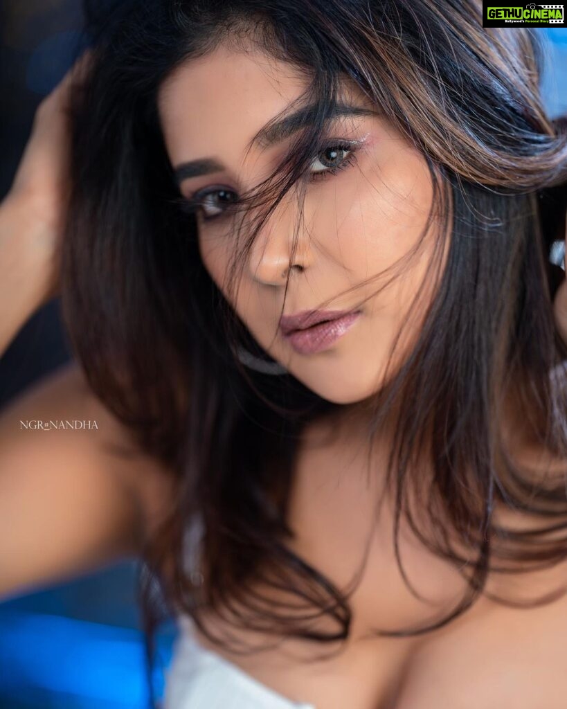 Sakshi Agarwal Instagram - Some pics dont need a caption❄️ . Pic : @ngrnandha Mua : @murugeshmakeup_hair . #photooftheday #sakshiagarwal #whitecoords #glamshine Chennai, India