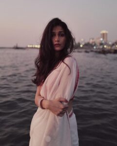 Samara Tijori Instagram - Can we just talk about how @aalishnathani is a freakin genius. 

📸 @aalishnathani 
💄 @makeupbysurbhi 
👗 @cha.loni_