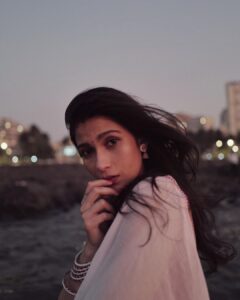 Samara Tijori Instagram - Last lot from this series 🤍 

📸 @aalishnathani 
👗 @cha.loni_ 
💄 @makeupbysurbhi