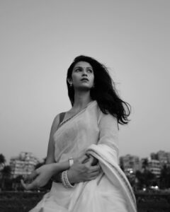 Samara Tijori Instagram - I should probably wear sarees more often :p 

📸 @aalishnathani 
👗 @cha.loni_ 
💄 @makeupbysurbhi