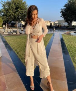 Samara Tijori Instagram - I couldn’t choose 🤷🏻‍♀️

Wearing @shivanitijori 🤍