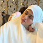 Sana Khan Instagram - Don’t be proud of yourself until you wake up in Jannah ♥️ We all have to start working on it knw that jannah is expensive n it needs hard work , dedication towards Allah n his commands. My Shauhar capturing this while I m napping out of nowhere. That’s what early morning flights do to me ☺️ Abaya @hayabysanakhan White Fish tail #sanakhan #anassaiyad #alhamdulillahforeverything❤️