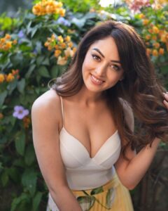 Sandeepa Dhar Instagram - Would you rather be the most popular one in school/college or the smartest one ? 🤔 . Swipe—-> 1,2 or 3 ? . #goodhairday #sunkissed #nomakeupmakeup