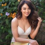 Sandeepa Dhar Instagram - Would you rather be the most popular one in school/college or the smartest one ? 🤔 . Swipe—-> 1,2 or 3 ? . #goodhairday #sunkissed #nomakeupmakeup