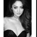 Sandeepa Dhar Instagram - The art of eye contact 🫠 #nykaafeminabeautyawards . 📸: @munnasphotography Glam: @mukashu.mua Outfit @dvfashionstudio Accessories @dolsunjewelsofficial @shreenathjimumbai Stylist: @shru_birla