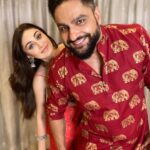 Shefali Jariwala Instagram - Smiling pretty & watching your back ❤️ @paragtyagi #karvachauth . . . #love #instalove #couplegoals #family #bestfriends #karvachauthspecial #loveisintheair #blessedbeyondmeasure #picoftheday #pic #instalikes