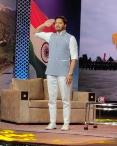 Shreyas Talpade Instagram - It's not everyday that you get a chance to narrate the stories of some of the greatest Army men who served during #kargil. Hearing their stories make me feel small and makes me wonder how little we do for our country. Saluting the bravery of all the men and their families who supported them. Today on #kargilvijaydivas I salute you for the courage and strength you possess! Jai Hind 🇮🇳