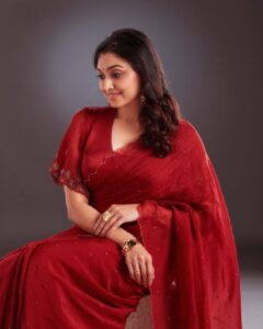 Sija Rose Instagram - If they don’t give you a seat at the table, bring your own chair. 
Selecting my suitable one!
*
Click : @arun_payyadimeethal 
Assisted by: @di_lju 
Styling: @amritha_lakshmi___ 
MUA: @tinted_kisses_by_rajani 
Costume: @trose_by_isabella 
Thanks @studio_maxxo @maxxocreative