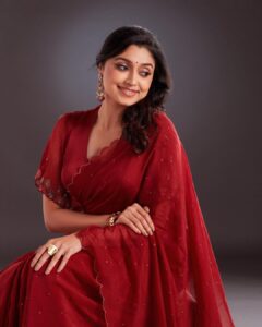 Sija Rose Instagram - If they don’t give you a seat at the table, bring your own chair. 
Selecting my suitable one!
*
Click : @arun_payyadimeethal 
Assisted by: @di_lju 
Styling: @amritha_lakshmi___ 
MUA: @tinted_kisses_by_rajani 
Costume: @trose_by_isabella 
Thanks @studio_maxxo @maxxocreative