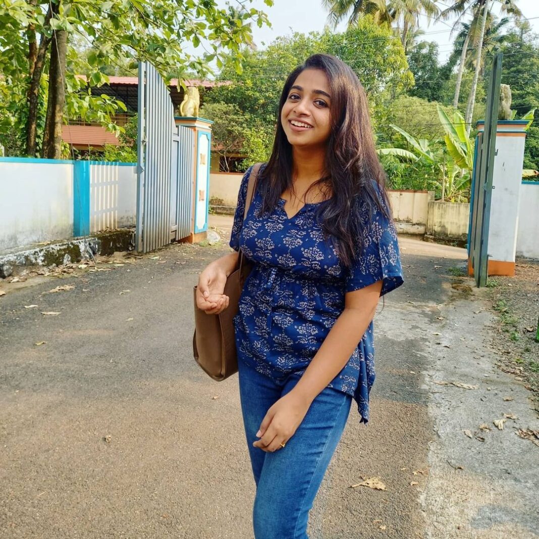 Sneha Babu Instagram - With some happy souls!! Thrissur - Gethu Cinema